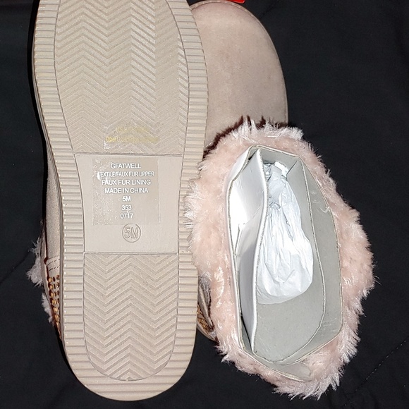 NWT  Guess Boots, with original box! - Picture 6 of 8